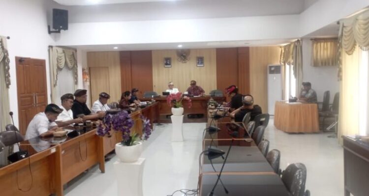 Ket poto: Rapat internal Pansus HPL Gilimanuk di kantor DPRD Jembrana Ket poto: Rapat internal Pansus HPL Gilimanuk di kantor DPRD Jembrana
