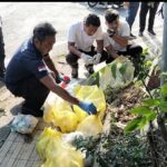 Ket poto: Petugas Kepolisian saat mengecek limbah B3 Medis Berstiker RSUD Negara di Jalan Denpasar Gilimanuk