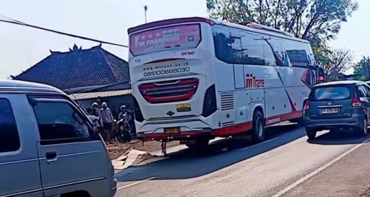 Ket poto: Kecelakaan bus melawan sepeda motor di Depan SPBU Banyubiru Ket poto: Kecelakaan bus melawan sepeda motor di Depan SPBU Banyubiru