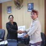 Ket poto: Penyerahan hasil rapat pasus HPL Gilimanuk Ket poto: Penyerahan hasil rapat pasus HPL Gilimanuk