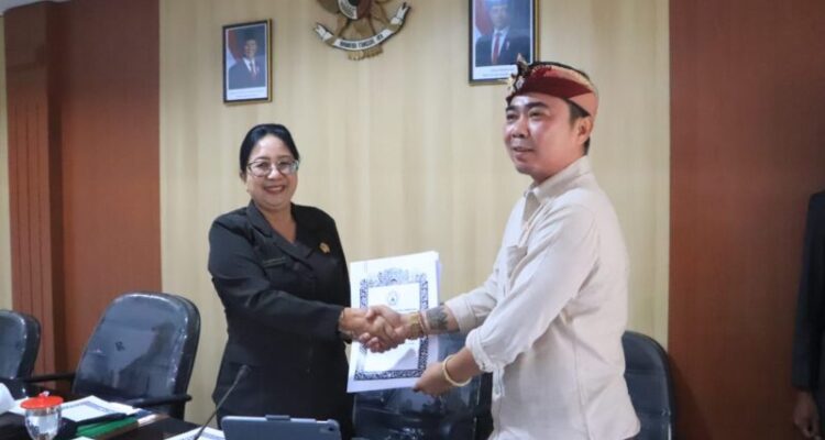 Ket poto: Penyerahan hasil rapat pasus HPL Gilimanuk