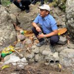 Ket poto: Direktur Utama Perumda Air Minum (PDAM) Tirta Amertha Buana Jati Kabupaten Jembrana, I Gede Puriawan saat mengecek debit air di Sungai Pangkung Gayung Berangbang