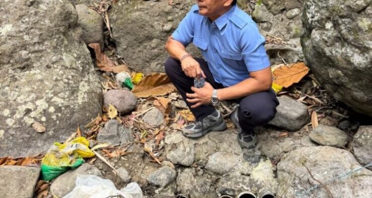 Ket poto: Direktur Utama Perumda Air Minum (PDAM) Tirta Amertha Buana Jati Kabupaten Jembrana, I Gede Puriawan saat mengecek debit air di Sungai Pangkung Gayung Berangbang