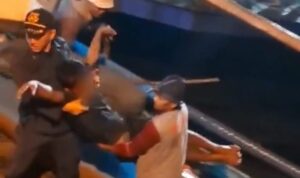 Ket poto: Penumpang kapal yang lompat dari kapal berhasil diselematkan oleh nelayan