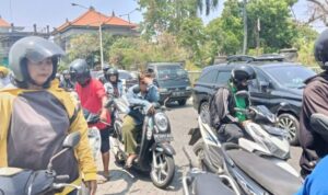 Ket poto: antrean kendaraan di salah satu SP{BU di Jembrana, terlihat seorang ibu-ibu rela panas-panasan ikut ngantre