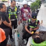 Ket poto: Biddokes Polres Jembrana tangani perempuan kejang saat antre BBM di Jembrana