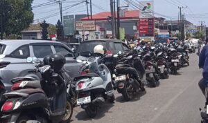 Ket poto: Antrean kendaraan di salah satu SPBU di Kabupaten Jembrana