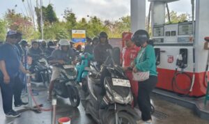 Ket poto: Antrean di SPBU Kepuh Negara Ket poto: Antrean di SPBU Kepuh Negara