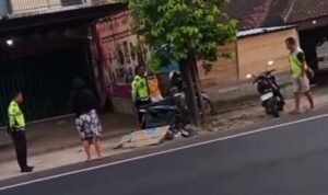 Ket poto: Lokasi korban kecelakaan, terlihat pihak kepolisian sedang menunggu ambulance untuk evakuasi korban
