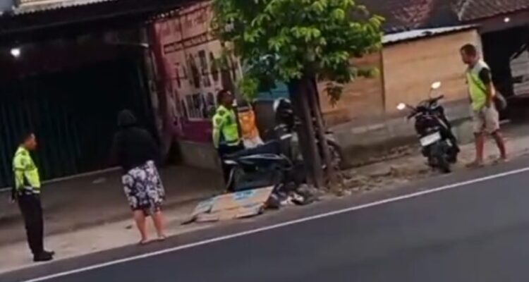 Ket poto: Lokasi korban kecelakaan, terlihat pihak kepolisian sedang menunggu ambulance untuk evakuasi korban Ket poto: Lokasi korban kecelakaan, terlihat pihak kepolisian sedang menunggu ambulance untuk evakuasi korban
