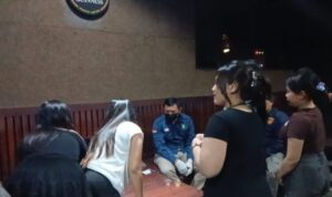 Ket poto: Beberapa wetris di salah satu kafe di Jembrana jalani tes urine