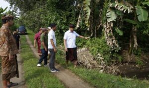 Ket poto: Bupati Jembrana I Made Kembang Hartawan saat meninjau jalan di salah satu desa di Jembrana