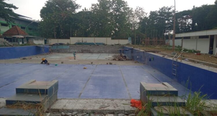 Ket poto: proyek penataan kolam renang GOR Trisanja