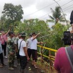 Ket poto: Bupati Jembrana I Made Kembang Hartawan pantau lokasi tanah longsor di salah satu titik lokasi lonsong di Jembrana Ket poto: Bupati Jembrana I Made Kembang Hartawan pantau lokasi tanah longsor di salah satu titik lokasi lonsong di Jembrana