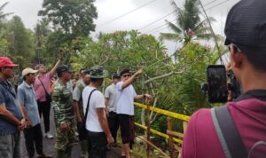 Ket poto: Bupati Jembrana I Made Kembang Hartawan pantau lokasi tanah longsor di salah satu titik lokasi lonsong di Jembrana